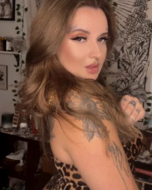 照片年轻 (20 年）性感VIP护送模特 Tatted Temptress Scarlett 从 Pasadena, California