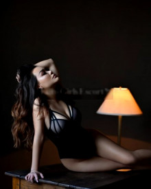照片年轻 (26 年）性感VIP护送模特 Kamila 从 巴统