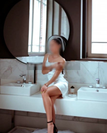 照片年轻 (27 年）性感VIP护送模特 Карина 从 巴统