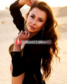 照片年轻 (25 年）性感VIP护送模特 Vika 从 圣特罗佩