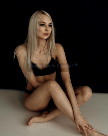 照片年轻 (21 年）性感VIP护送模特 Azra 从 伊斯坦布尔