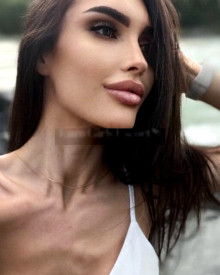 照片年轻 (25 年）性感VIP护送模特 Karmen 从 伊斯坦布尔