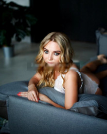 照片年轻 (24 年）性感VIP护送模特 Sofia 从 博德鲁姆