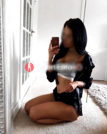 照片年轻 (31 年）性感VIP护送模特 Mihaela 从 哈马尔