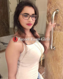 照片年轻 (23 年）性感VIP护送模特 Komal 从 迪拜