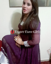 照片年轻 (26 年）性感VIP护送模特 Sonia Busty 从 阿布扎比